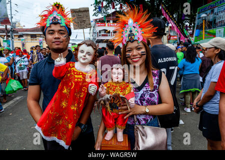 Die lokale Bevölkerung Parade ihre Santo Nino Statuen in den Straßen von Kalibo während der ati-atihan-Festival, Kalibo, Panay Island, Philippinen. Stockfoto