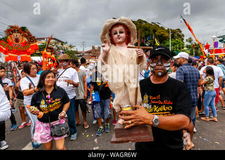 Die lokale Bevölkerung Parade ihre Santo Nino Statuen in den Straßen von Kalibo während der ati-atihan-Festival, Kalibo, Panay Island, Philippinen. Stockfoto