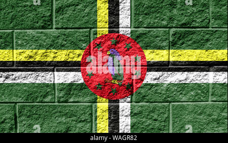 Flagge Dominica schließen bis auf ein gerissenes Wand gemalt Stockfoto