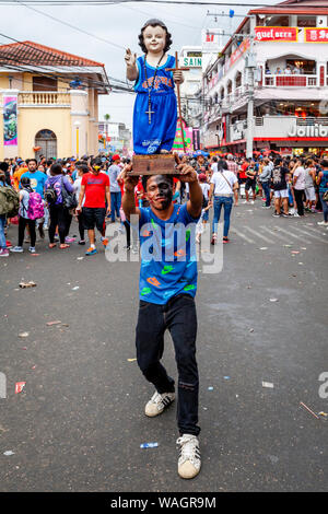 Die lokale Bevölkerung Parade ihre Santo Nino Statuen in den Straßen von Kalibo während der ati-atihan-Festival, Kalibo, Panay Island, Philippinen. Stockfoto