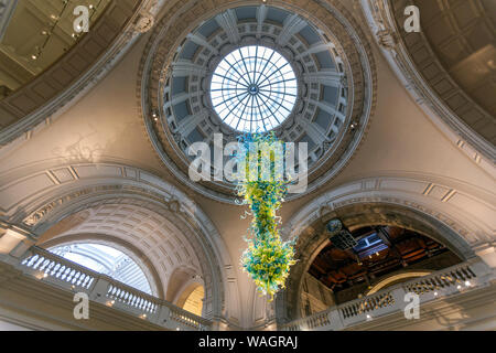 Die V&A Rotunde Kronleuchter, Glasskulpturen von Dale Chihuly. , Hängt am Eingang des Victoria & Albert Museum, London, England, Großbritannien Stockfoto