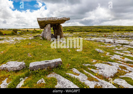 Megalithische portal Grab im vierten Jahrtausend v. Chr. in die Burren Gegend Irlands gebaut Stockfoto