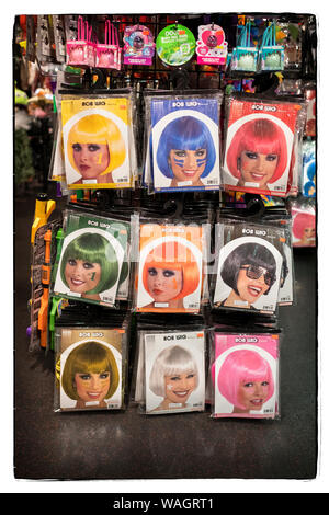 BOB PERÜCKEN in verschiedenen Farben für Verkauf an ein Kostüm shop in Greenwich Village, Manhattan, New York City. Stockfoto