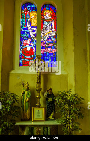 Innenraum der St. Patricks Katholische Kirche mit 3 bay Glasfenster von Irlands berühmtesten Glasmalerei Künstler, Harry Clarke' 1889-1931. In neuen Stockfoto