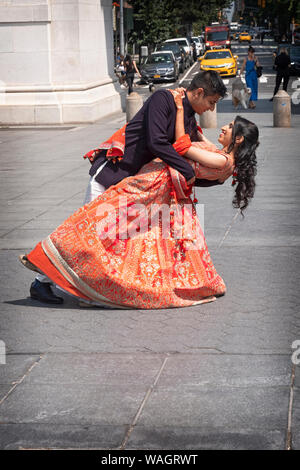 Eine attraktive Hindu Paar posieren für Fotos Hochzeit unter dem Bogen im Washington Square Park in Greenwich Village, Manhattan, New York City. Stockfoto