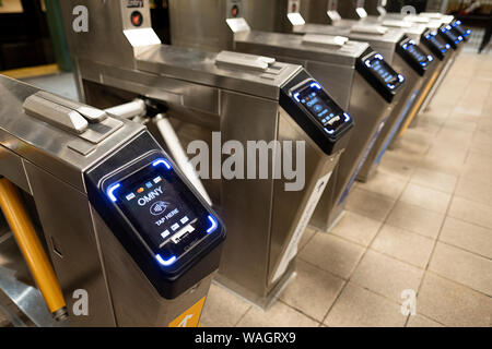 Neue OMNY Technologie für Tarif Zahlung auf New York Public Transport. An der East 33rd Street Station, auf der 6 Zeile in Manhattan. Stockfoto