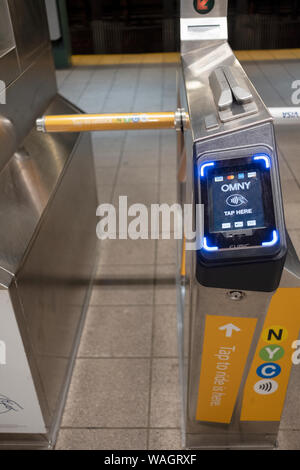 Neue OMNY Technologie für Tarif Zahlung auf New York Public Transport. An der East 33rd Street Station, auf der 6 Zeile in Manhattan. Stockfoto