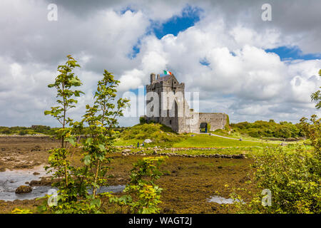 Dunguaire Castle Schloss builkt 1520 Home von Lady Christobel Amptill 1945 bis 1972 über der Bucht von Galway in Galway in der Grafschaft Galway Irland Stockfoto