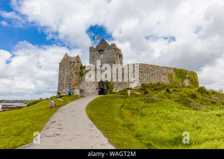 Dunguaire Castle Schloss builkt 1520 Home von Lady Christobel Amptill 1945 bis 1972 über der Bucht von Galway in Galway in der Grafschaft Galway Irland Stockfoto