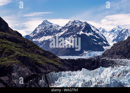 Nahaufnahme der Mount Fairweather in Kanada mit den margerie Gletscher Glacier Bay Alaska im Vordergrund. Stockfoto