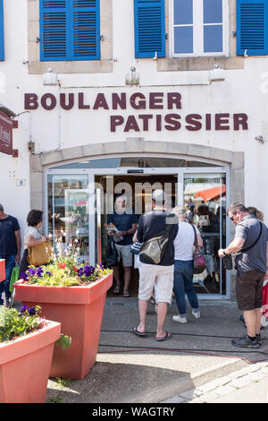 Kunden Line up in der Bäckerei ihr tägliches Brot in Plougasnou, Frankreich zu kaufen Stockfoto