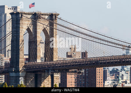 New York - ca. August 2019: Brooklyn Bridge Manhattan Seite. Die Brooklyn Bridge über den East River und wurde 1883 eröffnet, ICH Stockfoto