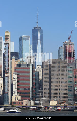 New York - ca. August 2019: Manhattan Skyline einschließlich das One World Trade Center, auch als Freedom Tower bekannt. Mehr als 800 Sprachen gesprochen Stockfoto