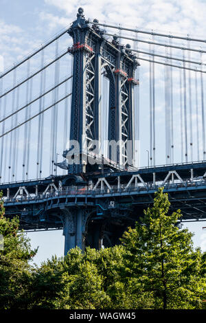 New York - ca. August 2019: Manhattan Bridge Brooklyn Seite. Dieses Ende der Manhattan Bridge hat sich zu einem der bekanntesten und beliebtesten Instagram Stockfoto