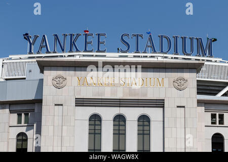 New York - ca. August 2019: Yankee Stadium Außen- und Fassade. Die neuen Yankee Stadium wurde 2009 abgeschlossen ICH Stockfoto