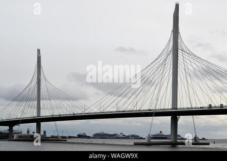 Sankt Petersburg, Russland, Juli 2019. Die westlichen High Speed Durchmesser Bridge, eine neue Infrastruktur o dieser Stadt. Stockfoto