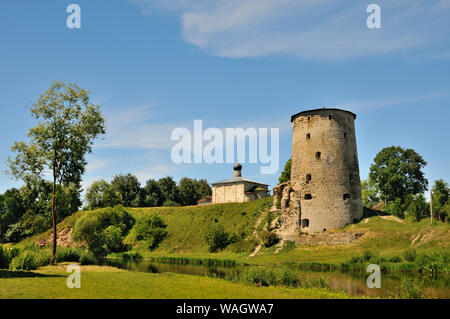 Ansicht des Gremyachaya Turm (Teil der mittelalterlichen Pskov Festung) über den Fluss Pskova, Pskow, Russland Stockfoto