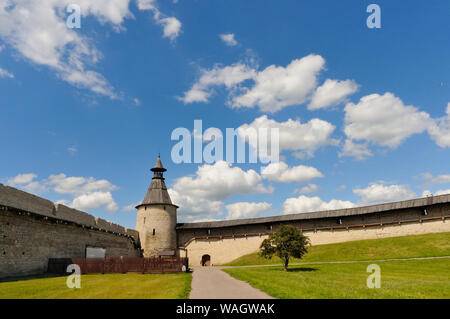 Blick auf die pskow Krom (Festung) Wände von Innen, Pskow, Russland Stockfoto