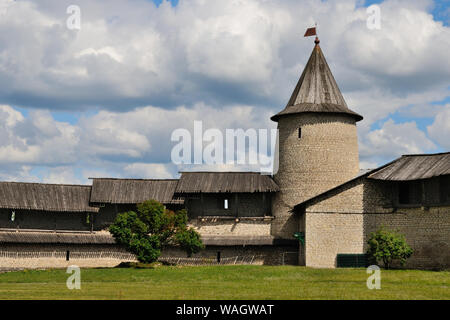 Blick auf die pskow Krom (Festung) Wände von Innen, Pskow, Russland Stockfoto