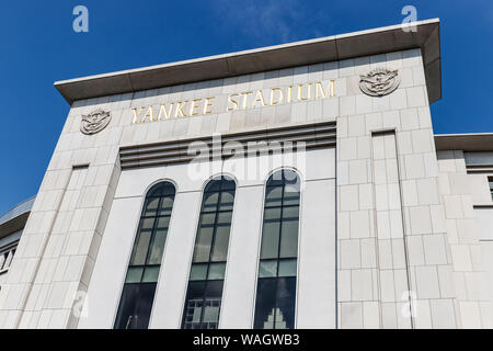 New York - ca. August 2019: Yankee Stadium Außen- und Fassade. Die neuen Yankee Stadium wurde 2009 III abgeschlossen Stockfoto