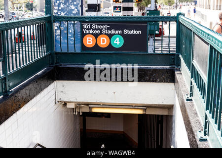 New York - ca. August 2019: U-Bahn Haltestelle auf der 161. Straße, führt zu Yankee Stadium IV. Stockfoto