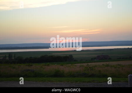 Sommer in Nova Scotia: Sonnenuntergang über dem Minas Basin im Annapolis Valley Stockfoto