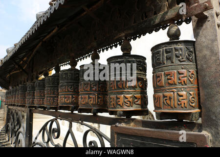 Traditionell, das Mantra Om Mani Padme Hum ist in Italienisch Sprache von Nepal geschrieben, auf der Außenseite des Rades. Stockfoto