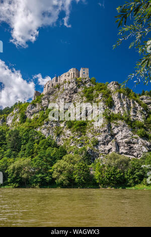 Strecno burg auf der Bergspitze über Vah River, Mala Fatra Gebirge, Dorf der Region Strecno, Zilina, Slowakei Stockfoto