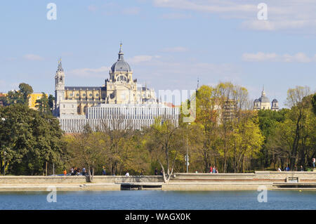 La Almudena Kathedrale von der Casa de Campo Park von Madrid. Stockfoto