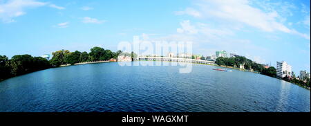 Weiche Welle von Blue Ocean auf labony Strand. Hintergrund. Stockfoto