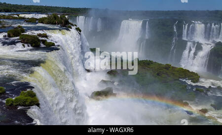 Auf diesem Foto sehen Sie die gewaltigen Iguazu Falls von der argentinischen Seite gesehen. Es wurde im Oktober 2016 getroffen Stockfoto