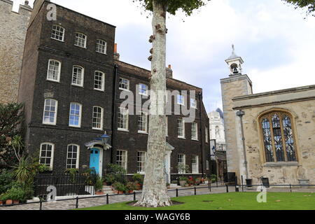 Turm Grün und Königliche Kapelle von St. Peter ad Vincula, Tower of London, London, England, Großbritannien, USA, UK, Europa Stockfoto