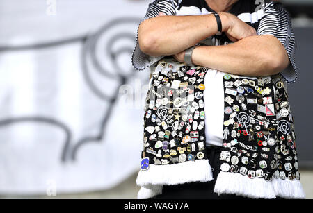 Allgemeine Ansicht eines Derby County Fan auf der Tribüne vor dem Sky Bet Championship Match im Pride Park, Derby. Stockfoto