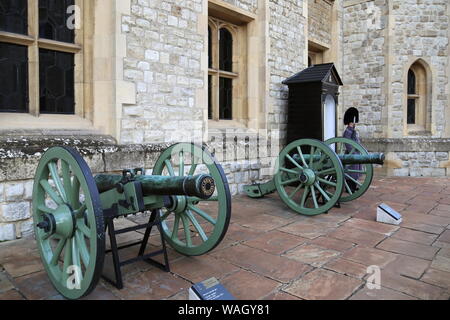 Französische Kanonen in der Schlacht, Waterloo, inneren Bezirk, Tower of London, London, England, Großbritannien, USA, UK, Europa erfasst Stockfoto