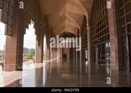 Säulen im Inneren der Putra Mosque, Masjid Putra, Putrajaya, Malaysia Stockfoto