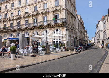 La Rochelle, Frankreich - Mai 07, 2019: Die Einwohner der Stadt und Touristen in einem Cafe entspannen Sie sich auf einer Straße im historischen Zentrum von La Rochelle, Frankreich Stockfoto