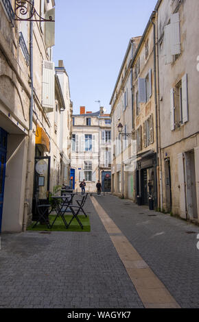 La Rochelle, Frankreich - Mai 07, 2019: Blick auf eine schmale Straße mit alten Gebäuden im historischen Zentrum von La Rochelle, Frankreich Stockfoto