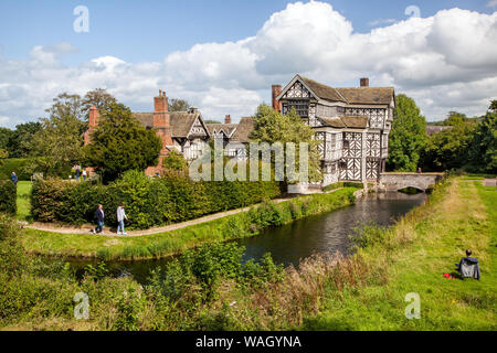 Besucher der Little Moreton Hall, einem schwarz-weißen Fachwerkhaus im Tudor-Stil in der Nähe von Congleton in Cheshire, das dem National Trust gehört Stockfoto