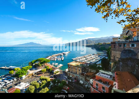 Blick auf die Bucht, den Hafen, die Marina und bunte Stadt Sorrent, Italien, von einer Terrasse mit Blick auf das Mittelmeer und Vesuv Stockfoto