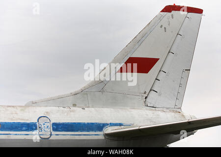 Elemente der alten sowjetischen militärischen Ebene schließen. Stockfoto