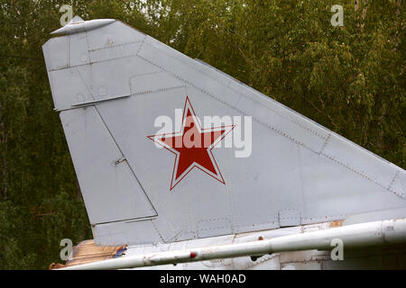 Elemente der alten sowjetischen militärischen Ebene schließen. Stockfoto