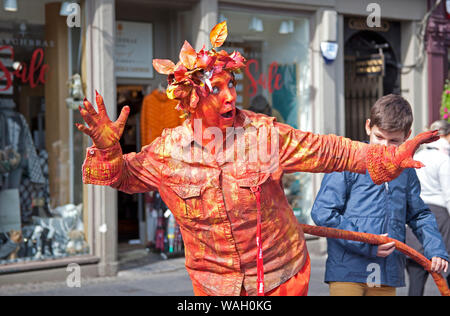 Edinburgh Fringe Festival, Royal Mile, Schottland. UK. 20. August 2019. Lebende statue Ingwer Whimsy 5.2 von Winsconsin. Stockfoto