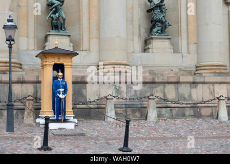 Zeremonielle Guard ständigen Aufmerksamkeit außerhalb der Tore des Königlichen Palastes Stockholm Stockfoto