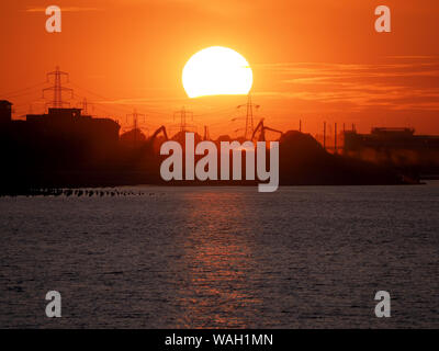 Sheerness, Kent, Großbritannien. 20. August 2019. UK Wetter: Heute abend sonnenuntergang in Sheerness, Kent. Blick Richtung Garnison Point/Sheerness Docks. Credit: James Bell/Alamy leben Nachrichten Stockfoto