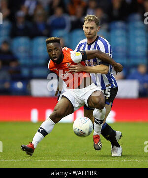 Von Luton Town Kazenga LuaLua (links) und Sheffield Mittwoch Tom Lees (rechts) Kampf um den Ball in den Himmel Wette Championship Match in Hillsborough, Sheffield. Stockfoto