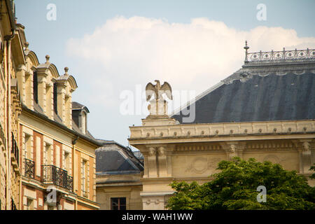 Architektonische Details und Statuen auf dem Dach des Palais de Justice in Paris Stockfoto