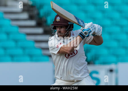 London, Großbritannien. 20. August 2019. Arron Finch schlagen für Surrey gegen Hampshire an Tag drei des Specsavers County Championship Game am Oval. David Rowe/Alamy leben Nachrichten Stockfoto