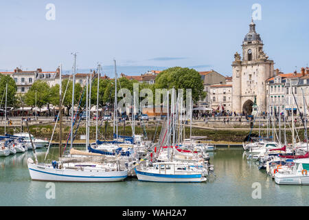 La Rochelle, Frankreich - Mai 07, 2019: Blick auf den Hafen von Vieux Port de La Rochelle und Gateway der Großen Uhr in La Rochelle, Frankreich Stockfoto