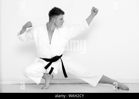 Fighter, starke Karate in Kampfstellung posing Stockfoto