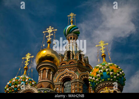 Zwiebelkuppeln der Erlöserkirche auf verschütteten Blut in Sankt Petersburg, Russland Stockfoto